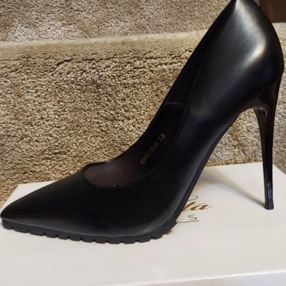 Black Lug Sole Pumps - Picture 5 of 6